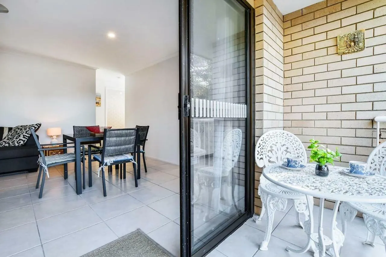 2 Bedroom Unit Mooloolaba- Walk To The Beach Apartment